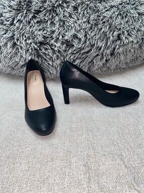 Clarks Ambyr Joy Black Leather Comfort Pumps - Size 9.5 Wide